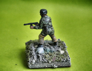 Fallschirmjäger,soldatino in plastica scala 1/72 dell'Airfix, pittura Giorgio Albertini,terreno giallinovagabondo