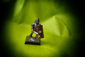 Legionario Romano Veterano,miniatura in plastica 28mm della Warlord Games,pittura giallinovagabondo