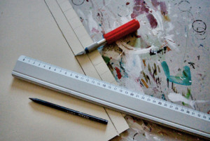 cutter,cartoncino,matita e base di ritaglio