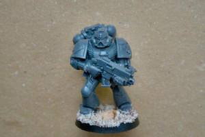 Space Marines, miniatura in plastica Games Workshop, con il terreno ultimato