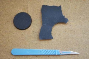 carta abrasiva, cutter e basetta di plastica