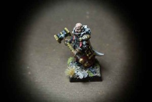 Monaco Guerriero,miniatura in resina 28mm Games Workshop,pittura giallinovagabondo