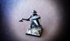 Teutonic infantry soldier of the 12°/13° Century,miniatura in plastica,scala 28mm ,Fire Forge