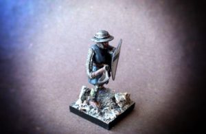 Teutonic infantry soldier of the 12°/13° Century,miniatura in plastica,scala 28mm ,Fire Forge Games